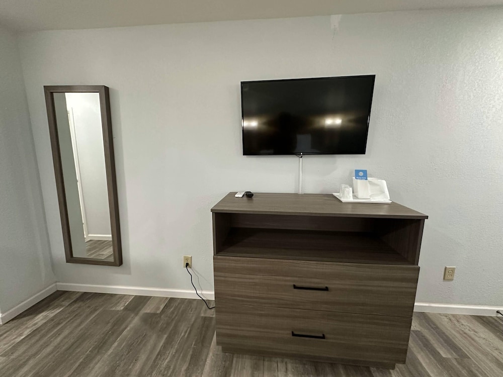 Room, 1 Queen Bed, Non Smoking - Photo 6