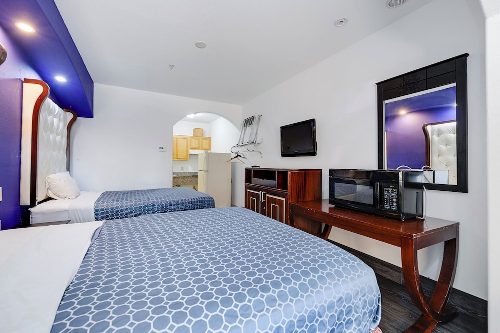 2 Queen Beds with Kitchenette Non-Smoking - Photo 5