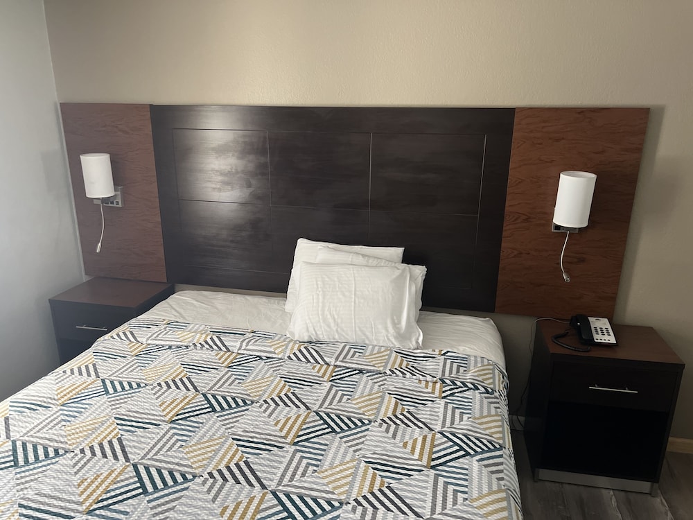 Deluxe Room, 1 King Bed, Non Smoking, Refrigerator & Microwave photo 1