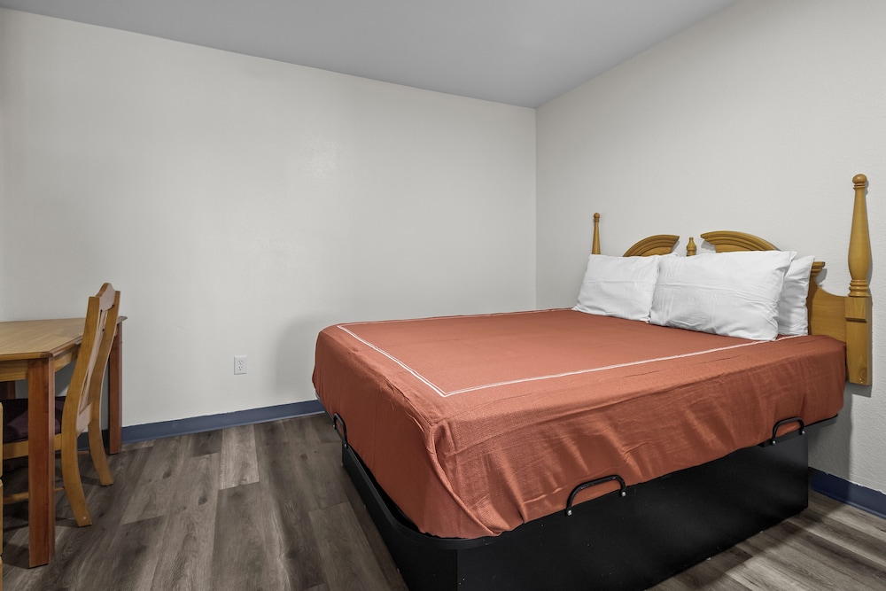 Room, 1 King Bed, Smoking