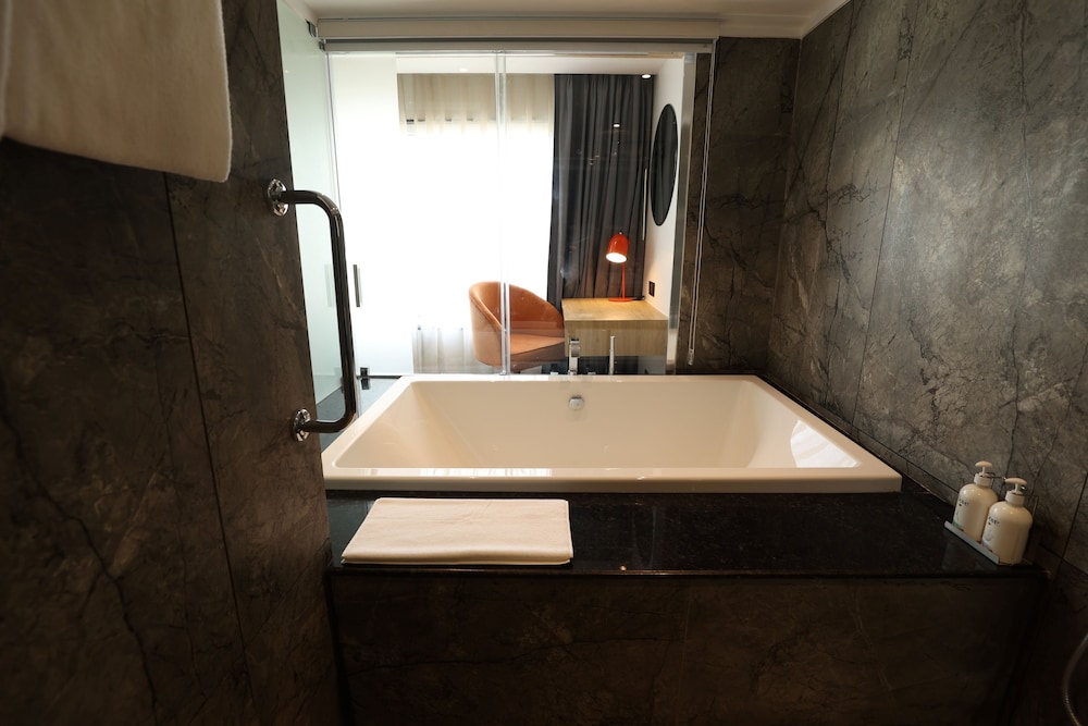 Suite, 1 King Bed, Kitchenette (Dining) - Photo 8
