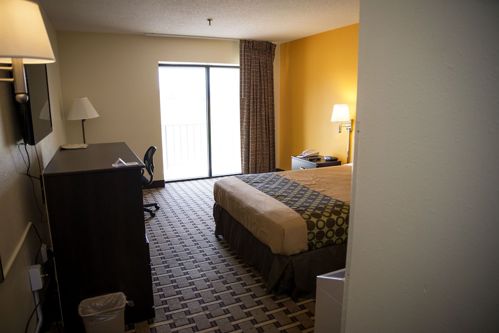 Standard Room, 1 Queen Bed photo 3
