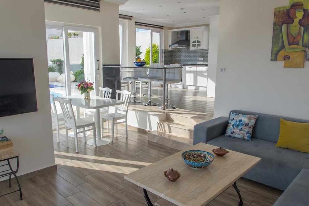 Villa photo 3