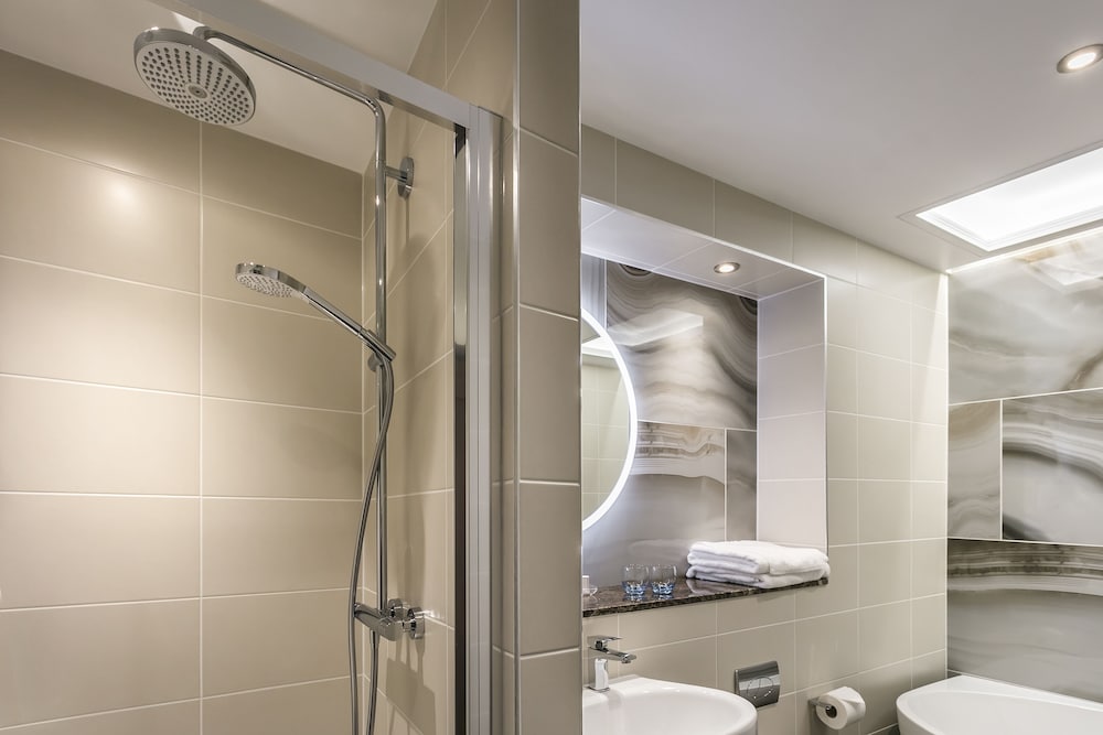 Suite, 1 King Bed, Non Smoking, Refrigerator - Photo 9