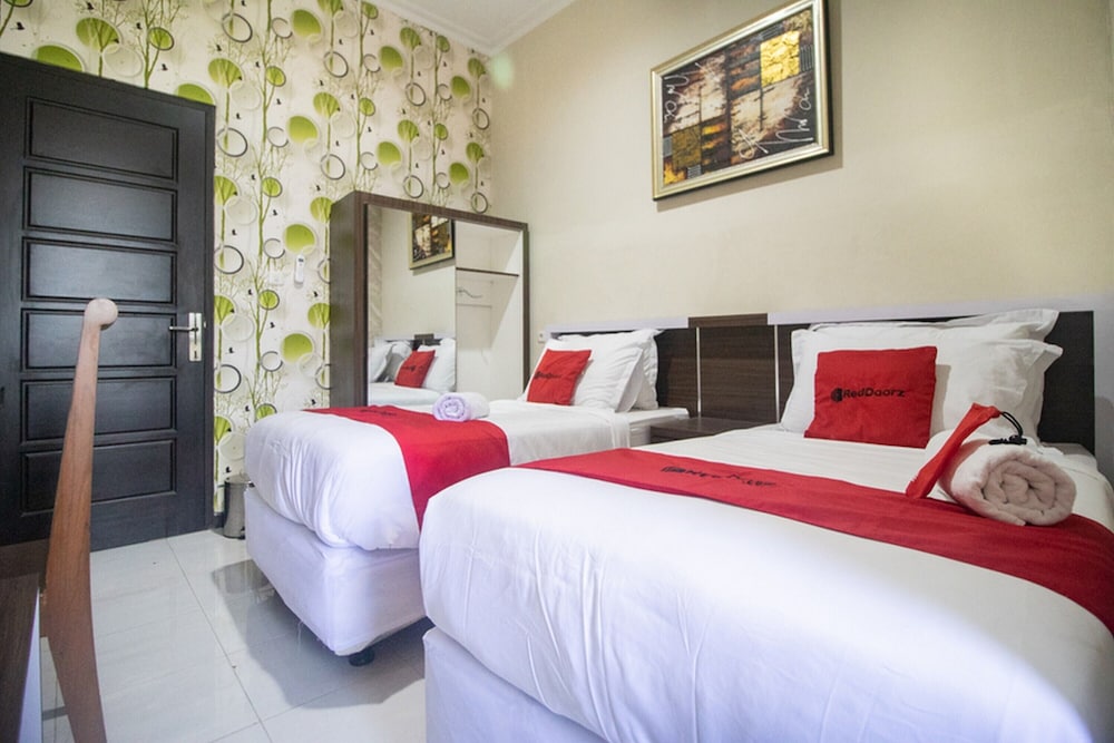 Twin Room (Reddoorz) - Photo 4