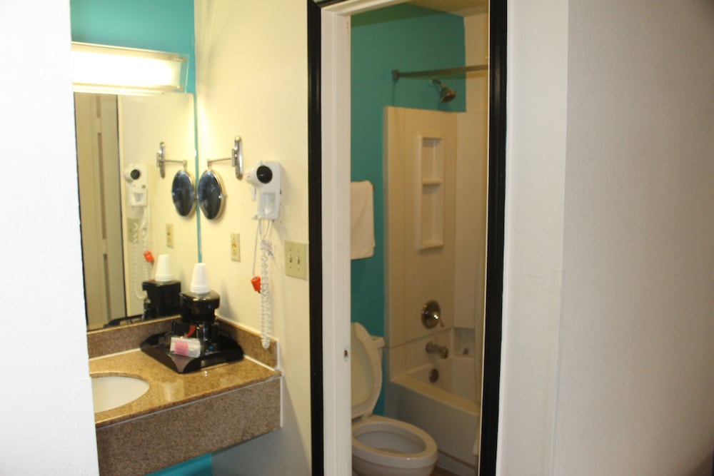 Room, 1 King Bed, Smoking - Photo 2