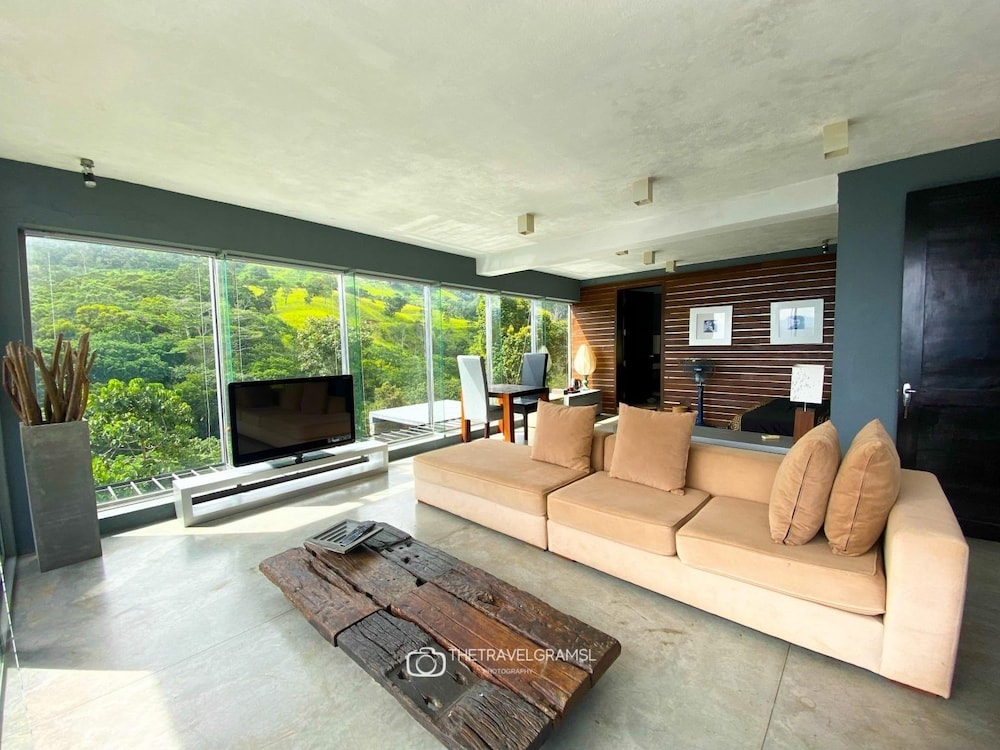 Romantic Suite, 1 King Bed, Mountain View (Clouds) photo 3