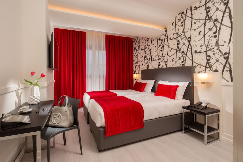 Suite, Non Smoking (1 King & 2 Single Beds) photo 1