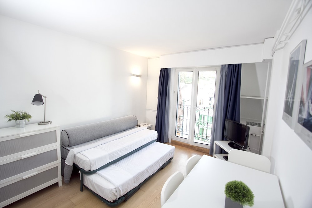 Apartment (4A) - Photo 2