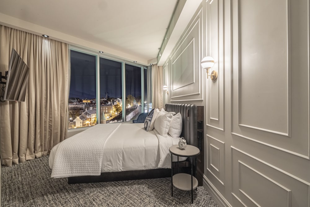 Suite Scenique with King bed and Old Quebec view photo 2