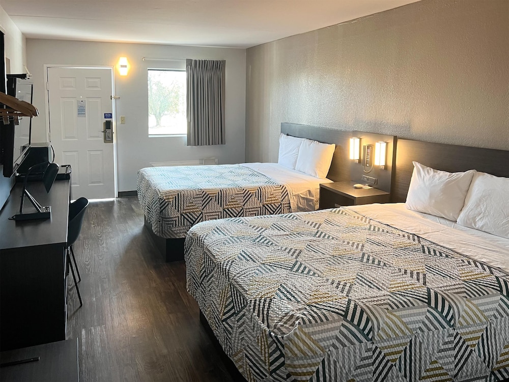 Deluxe Room, 2 Queen Beds, Smoking, Refrigerator & Microwave photo 1