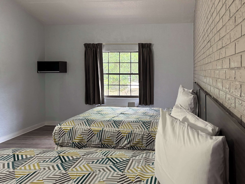 Standard Room, 2 Double Beds, Smoking - Photo 7