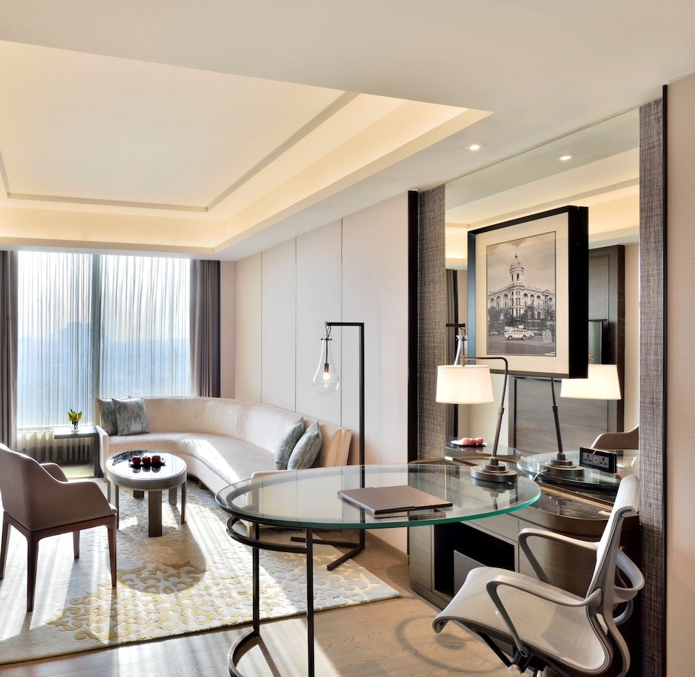 Deluxe Suite, 1 King Bed thumbnail 6