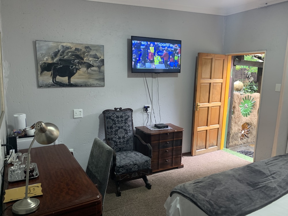 Basic Double Room, 1 King Bed photo 3