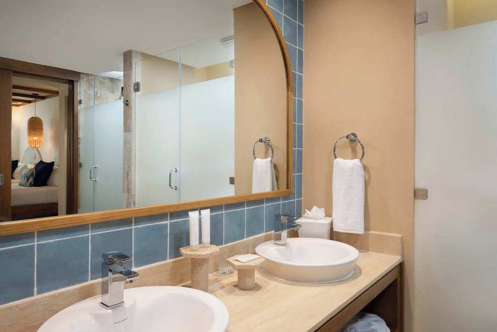 Zel Two Bedroom Master Suite Swimup