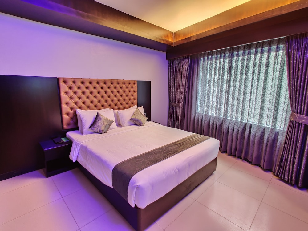 Standard Single Room, 1 Queen Bed, Non Smoking, Pool Access photo 1