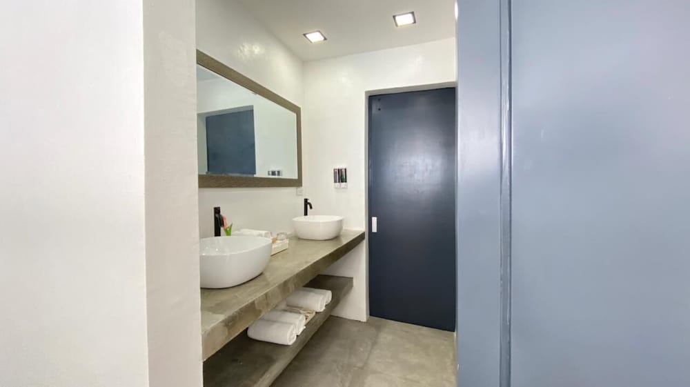 Executive Suite - Photo 16