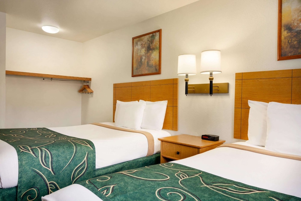 Room, 2 Queen Beds, Accessible, Non Smoking - Photo 1