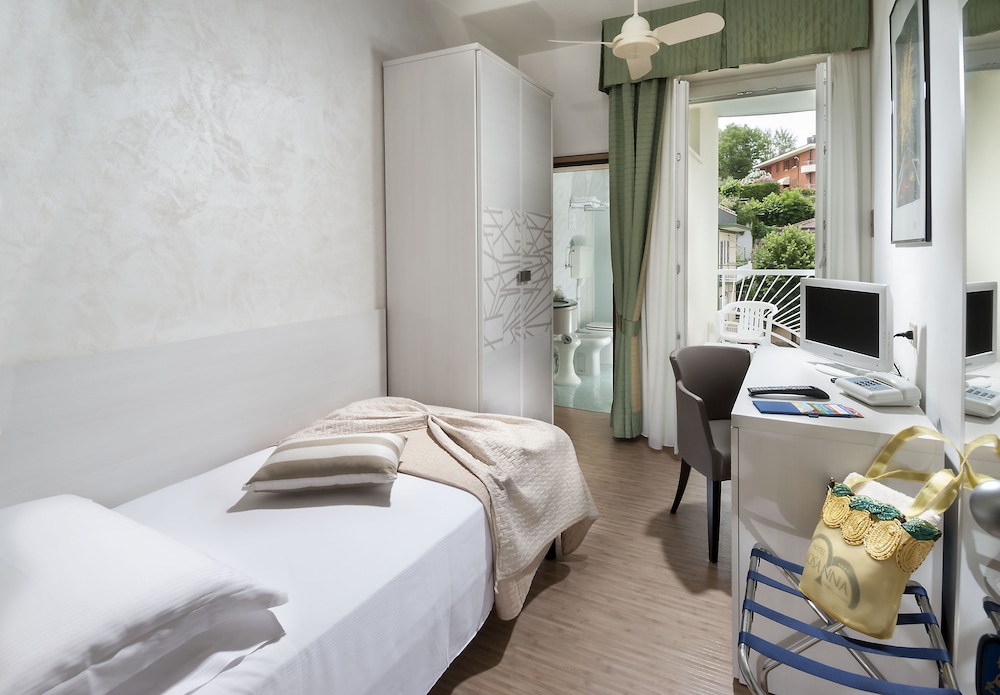 Standard Double Room Single Use, Pool View