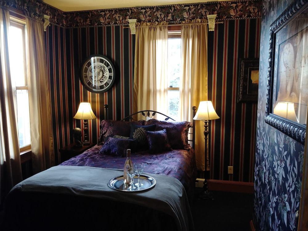 Gus's Room (207)