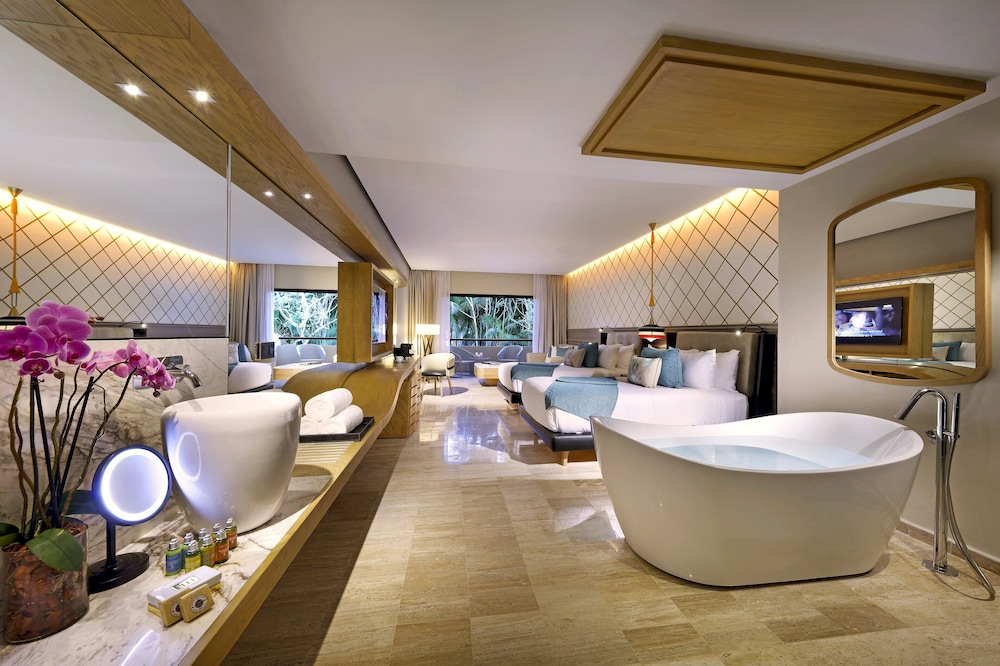 Junior Suite Poolside