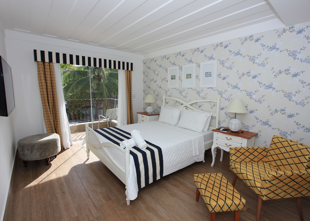 Deluxe Room, 1 Queen Bed, Pool View photo 2