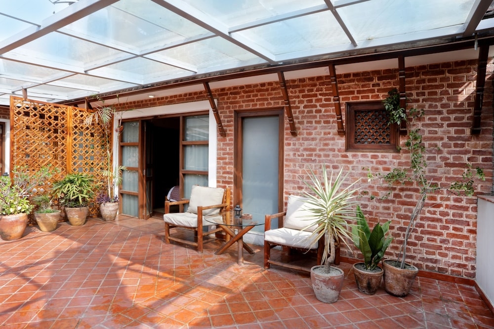 Deluxe Room, 1 Queen Bed, Courtyard View photo 3