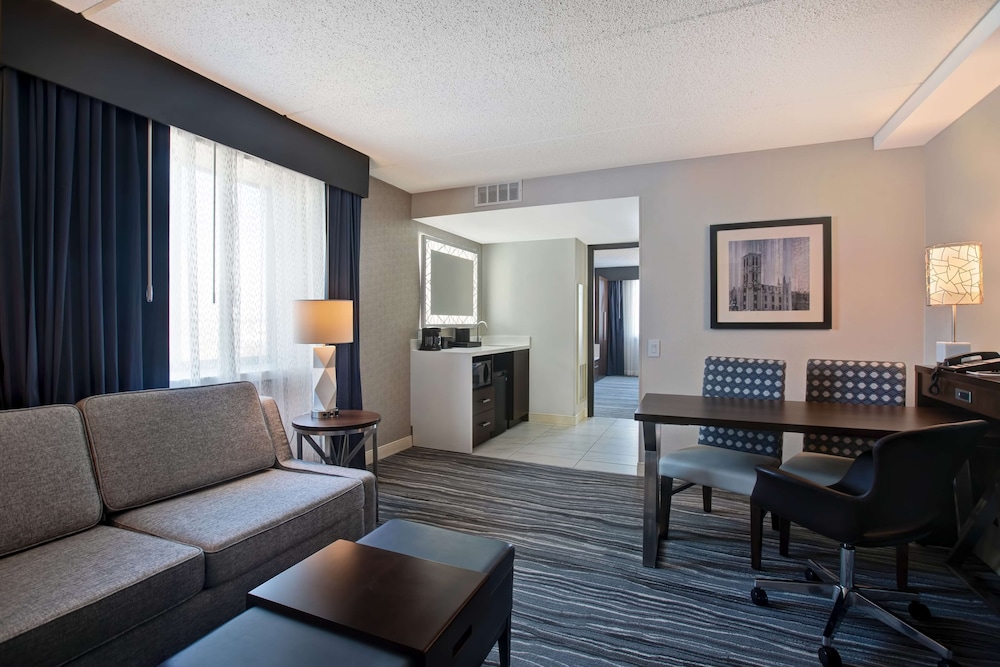 Suite, 1 King Bed, Accessible, Non Smoking (Mobility & Hearing) photo 3
