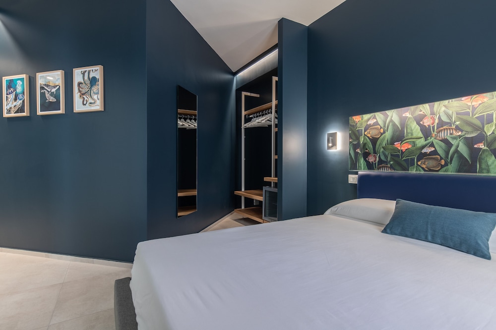 Standard Room, 1 Queen Bed, Non Smoking, Ensuite photo 2