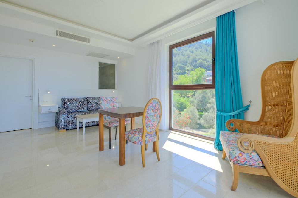 Executive Suite - Photo 15
