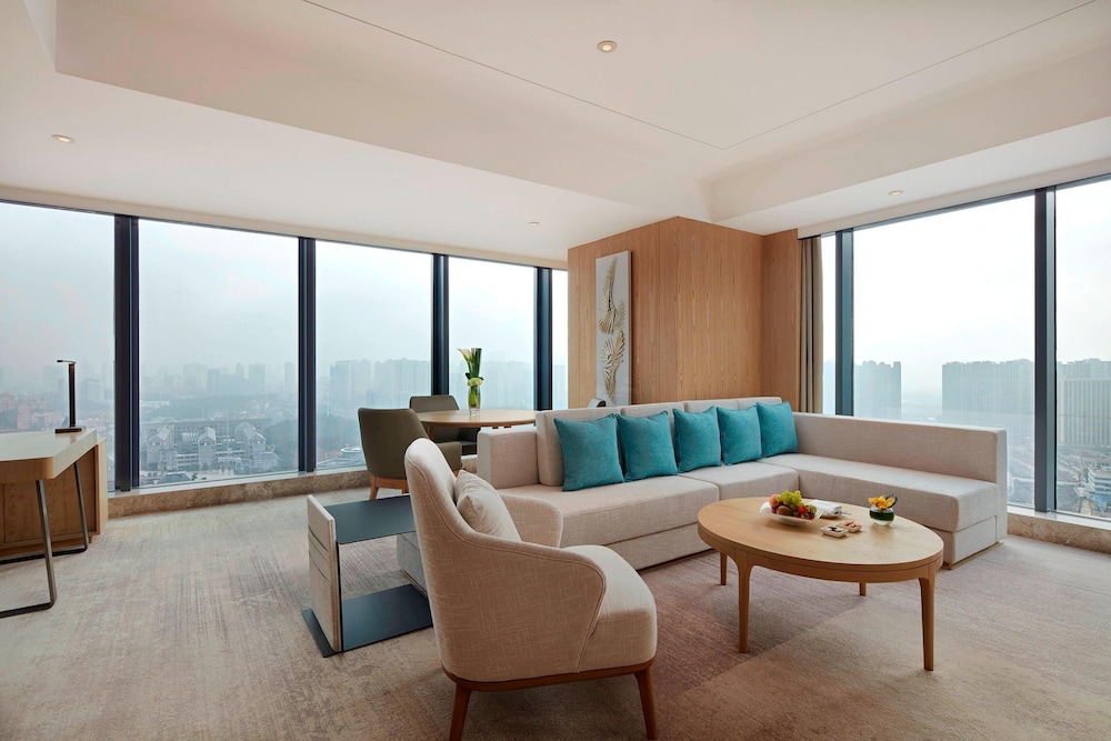 Suite, 1 Bedroom, Smoking, Corner (City View)
