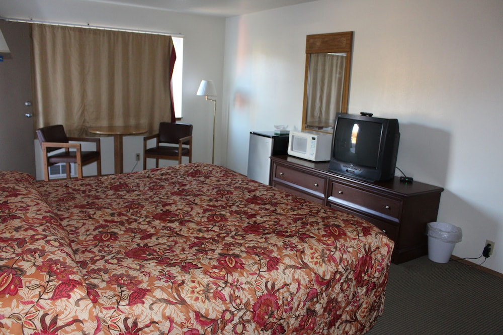 Standard Room, 1 King Bed, Non Smoking (Not Pet Friendly) photo 3