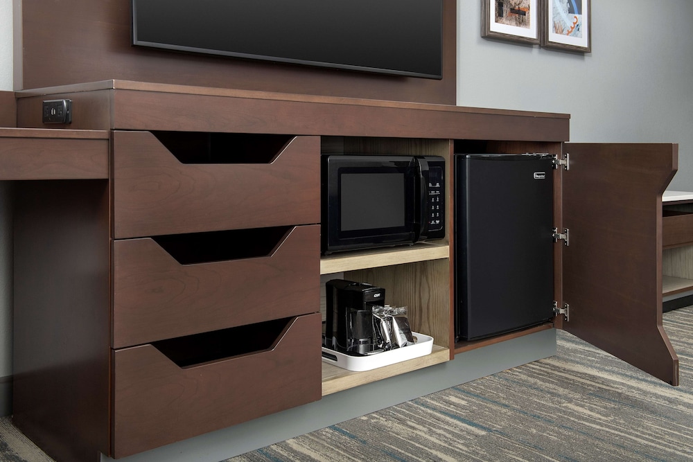 Room, 1 King Bed, Refrigerator & Microwave - Photo 3