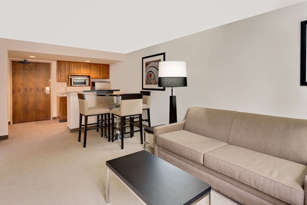 Suite, 1 King Bed - Photo 1