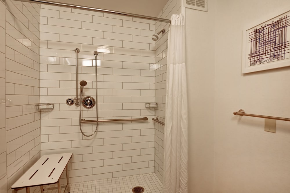 Room, 2 Double Beds, Accessible (Roll-In Shower) - Photo 3