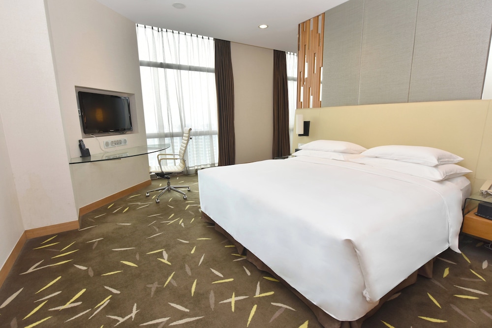 Premium Room, 1 King Bed, Club Lounge Access, Corner - Photo 1