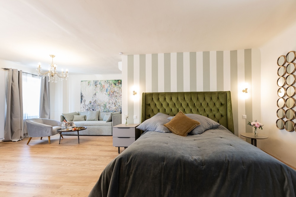 Deluxe Suite - Photo 1