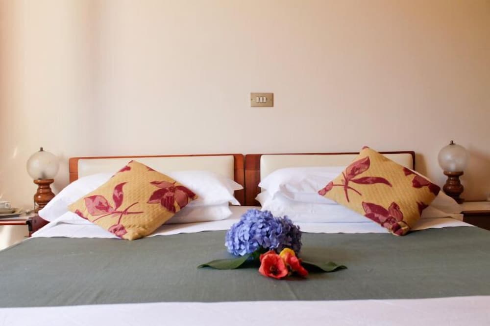 Standard Double Room - Photo 2