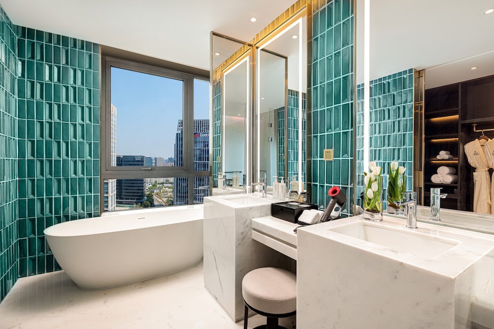 Suite, 1 Bedroom, Club Lounge Access (Dining Area) thumbnail 5