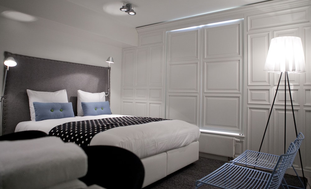 Suite S Charity Room photo 1