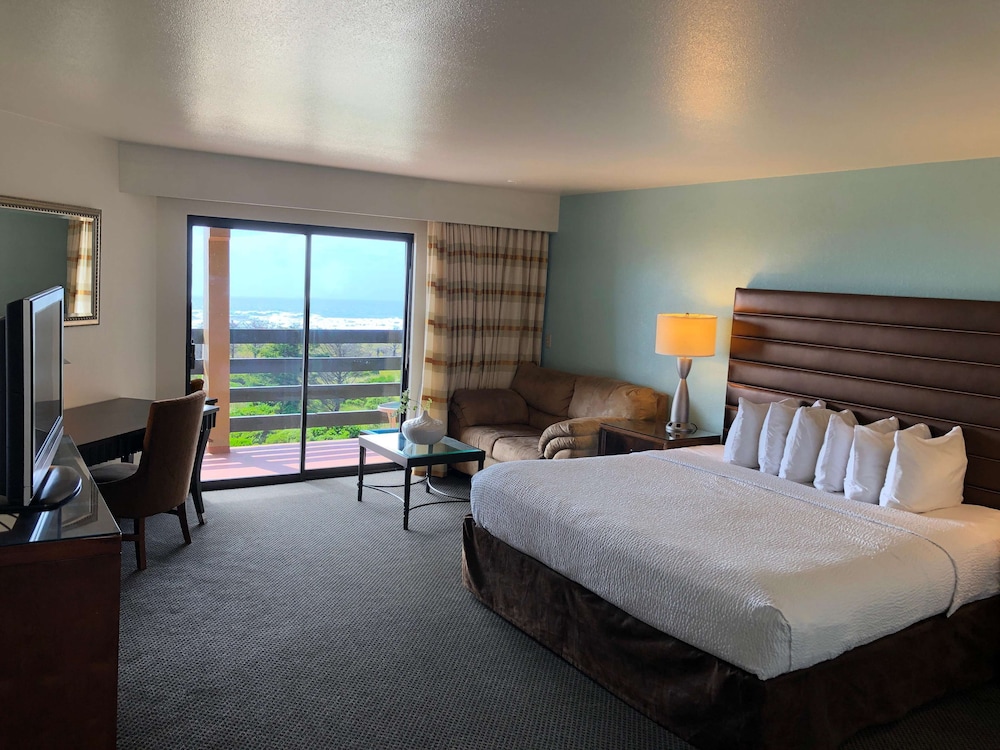 Standard Room, 1 King Bed, Balcony, Partial Ocean View (Lower Level)