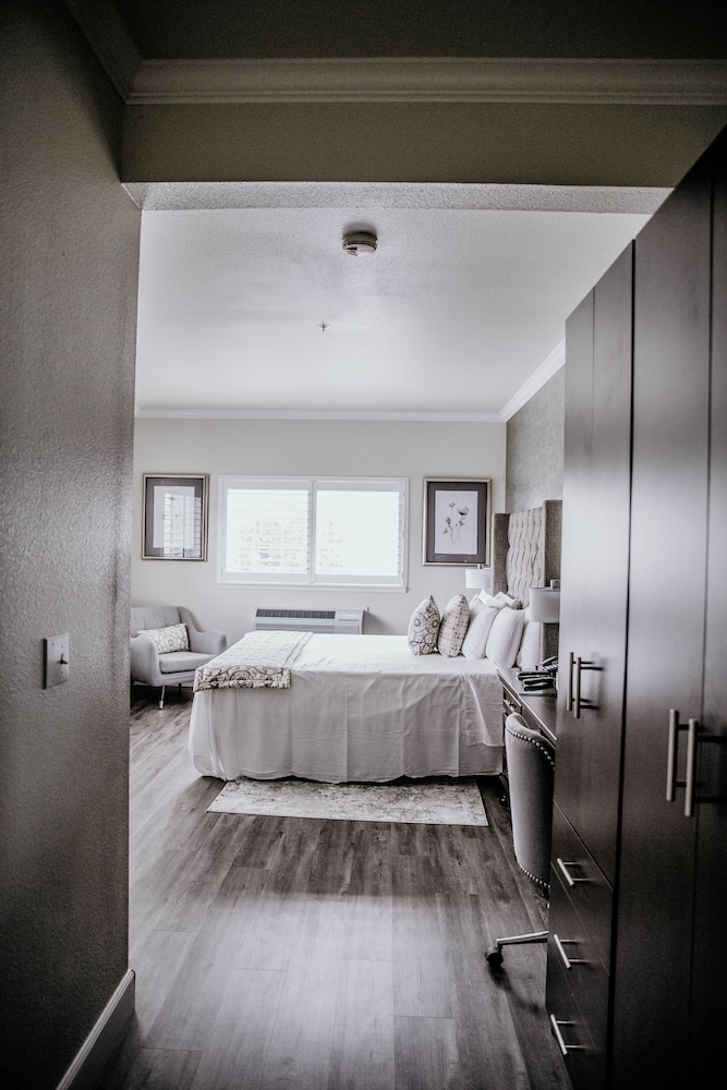 Standard Queen Room ADA photo 2