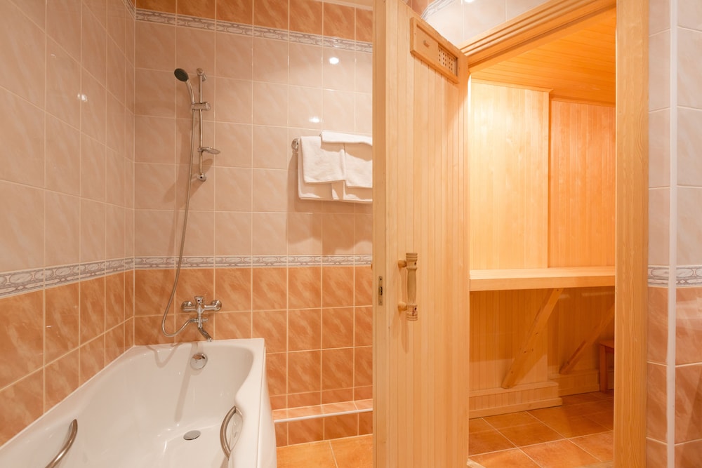 Suite, Sauna (Pool Access) photo 3