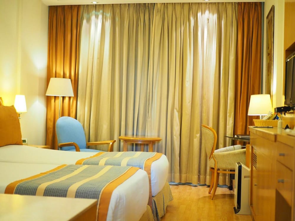 Standard Room, 2 Twin Beds, Smoking, City View photo 1