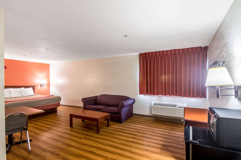 Standard Room, 1 King Bed, Smoking - Photo 4