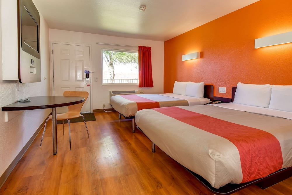 Standard Room, 2 Queen Beds, Non Smoking photo 3