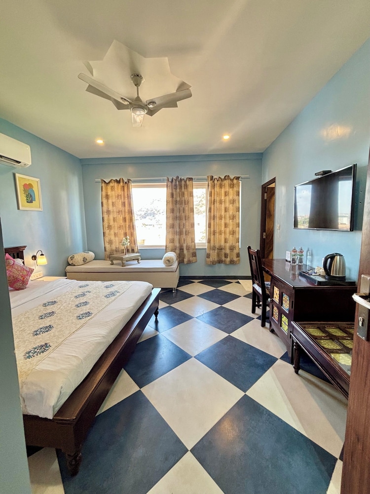 Fort view Superior room, King Bed ( 3rd Floor ) - Photo 8
