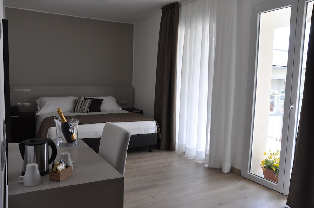 Standard Double or Twin Room, Mountain View photo 2