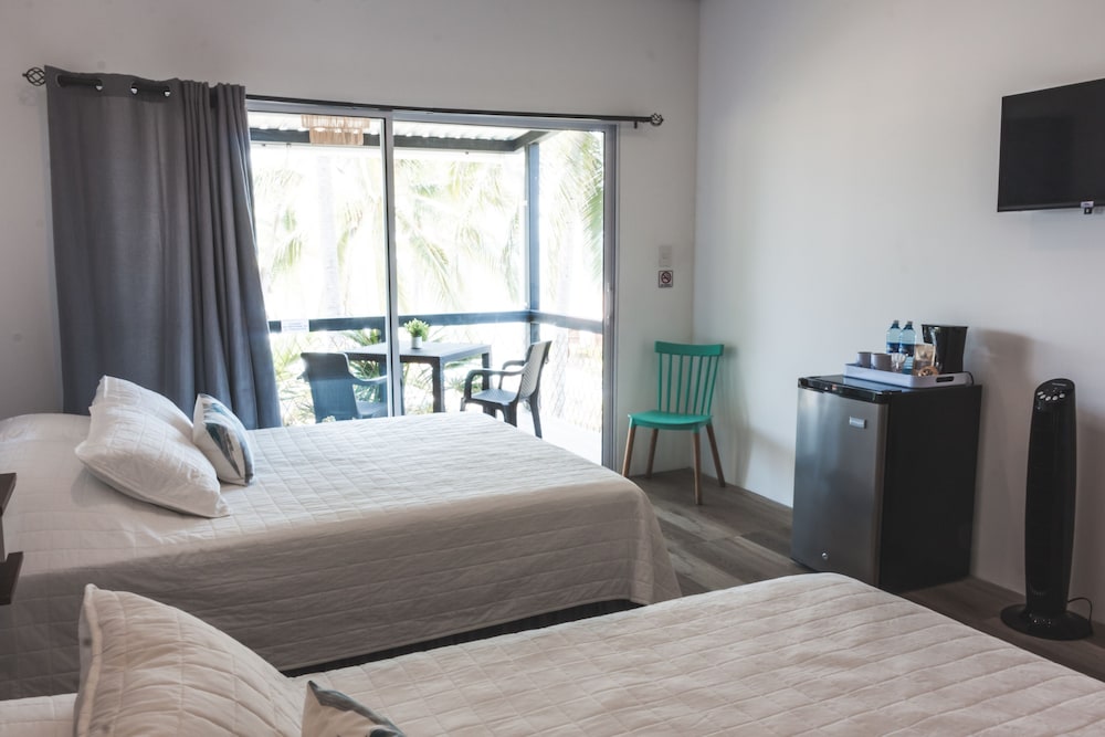 Deluxe Double Room, 2 Queen Beds, Private Bathroom, Beach View photo 2