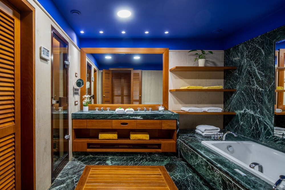 Luxury Hotel or Bungalow Suites Sea View (One Bedroom & Sitting Room Open Plan) - Photo 2